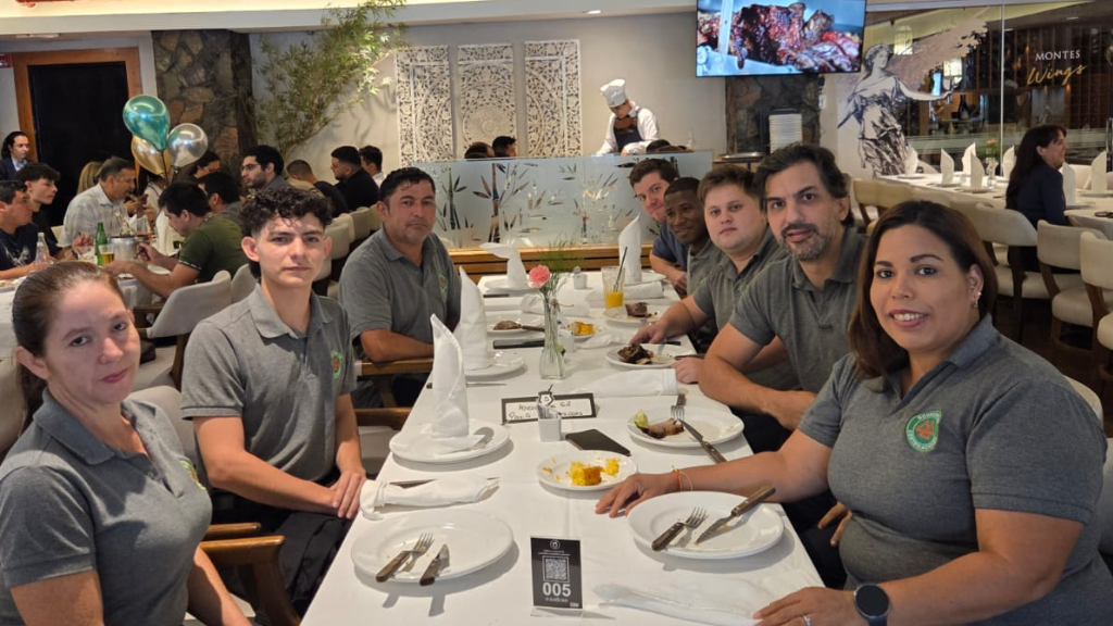 Equipo de Novaveritas Certificaciones durante el almuerzo de camaradería por el Día del Trabajador