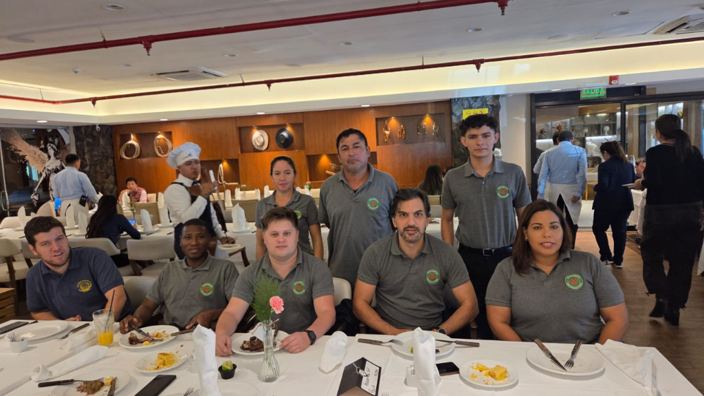 Momentos del almuerzo de camaradería de Novaveritas Certificaciones